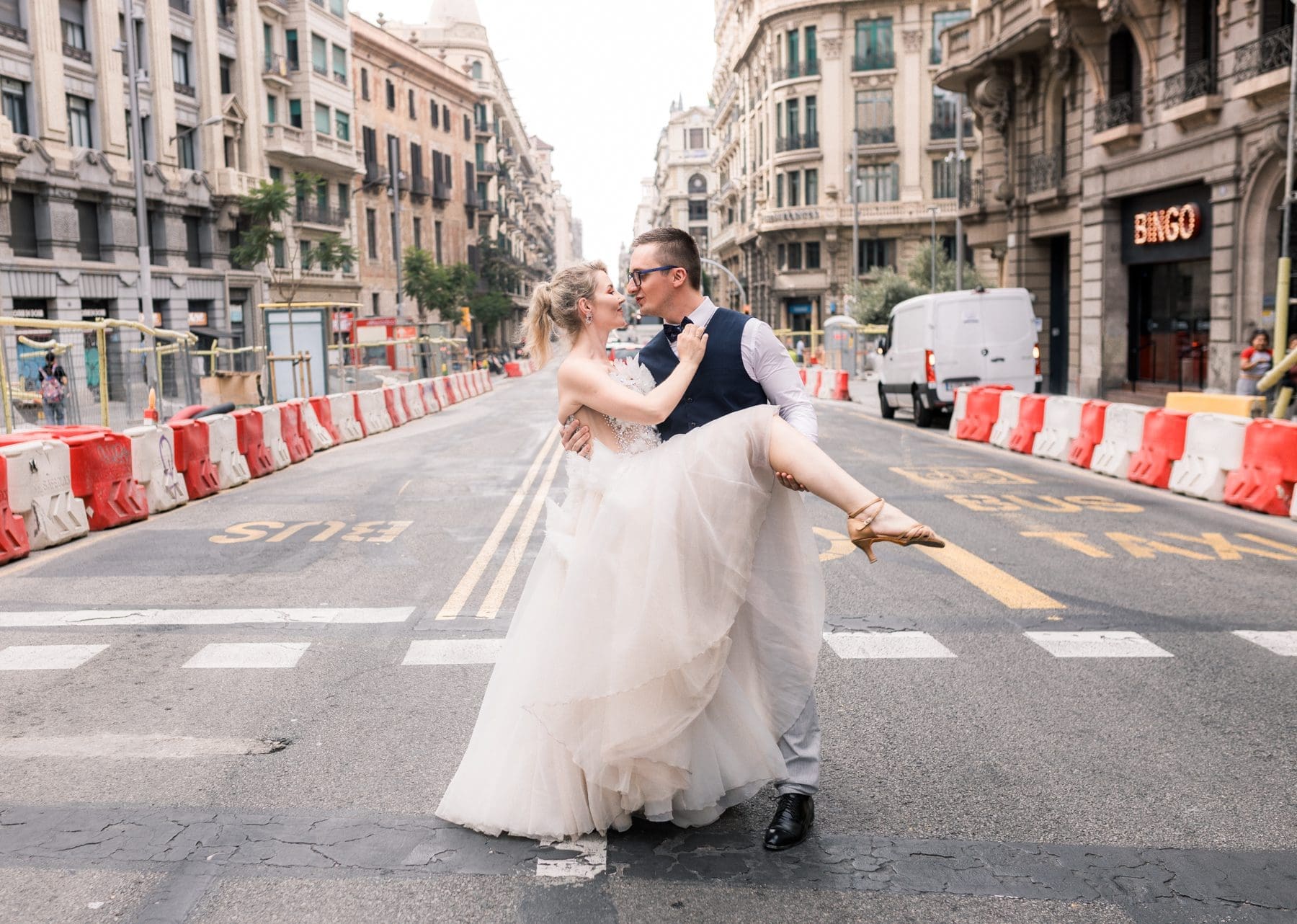 Post wedding photo session in Gothic's Quarter, Barcelona